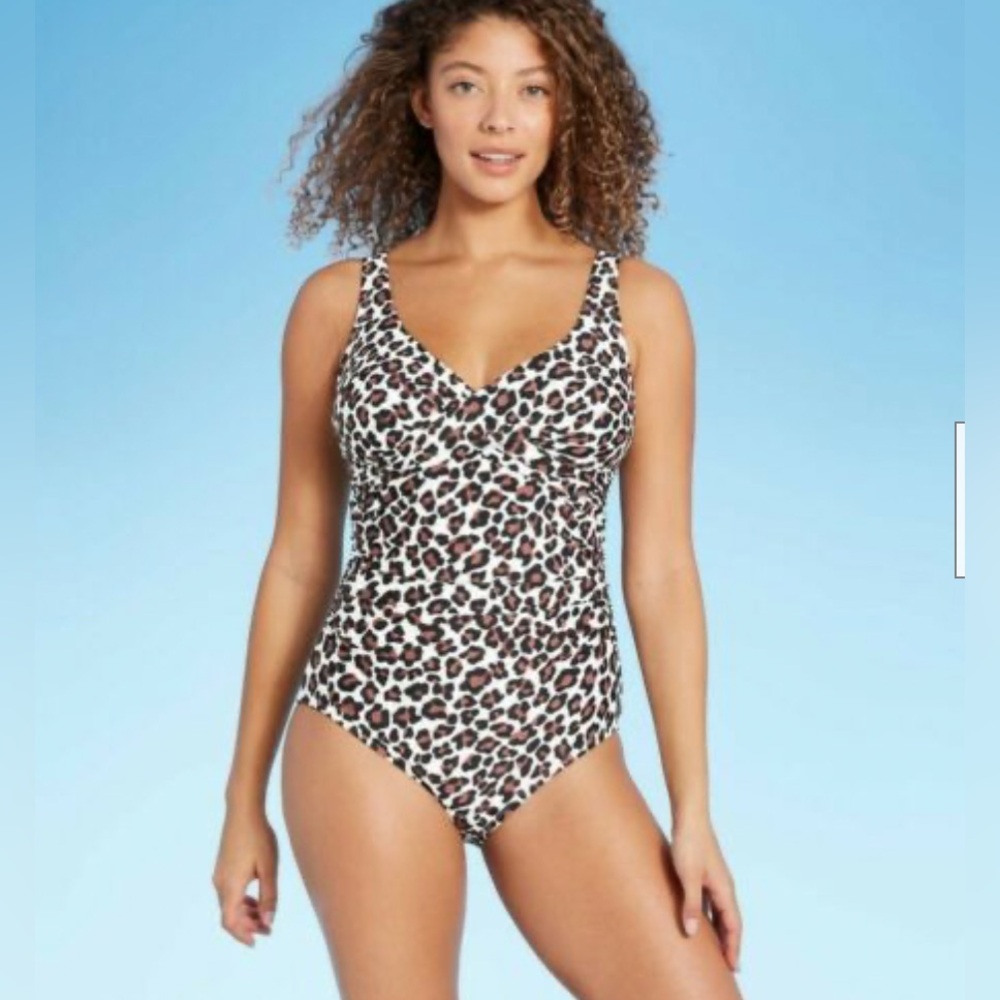 Kona Sol Women's Leopard Twist-Front Classic One Piece Swimsuit